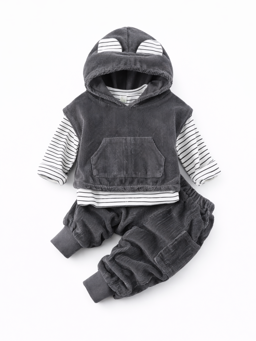 白い背景に、ダークグレーのコーデュロイ素材フード付きトップスと同素材のパンツを合わせた子ども用セットがフラットレイで配置されている。フードにはボーダー柄の耳モチーフが付き、インナーとして白×黒ボーダーの長袖トップスが重ねられている。トップス前面にカンガルーポケットがある。
