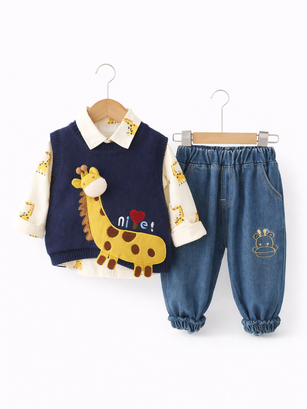 ネイビーのキリン柄ニットベストにキリンプリントのシャツを重ね、デニムジョガーパンツを合わせた子ども用上下セットを白背景でハンガーに掛けて撮影した商品画像。
