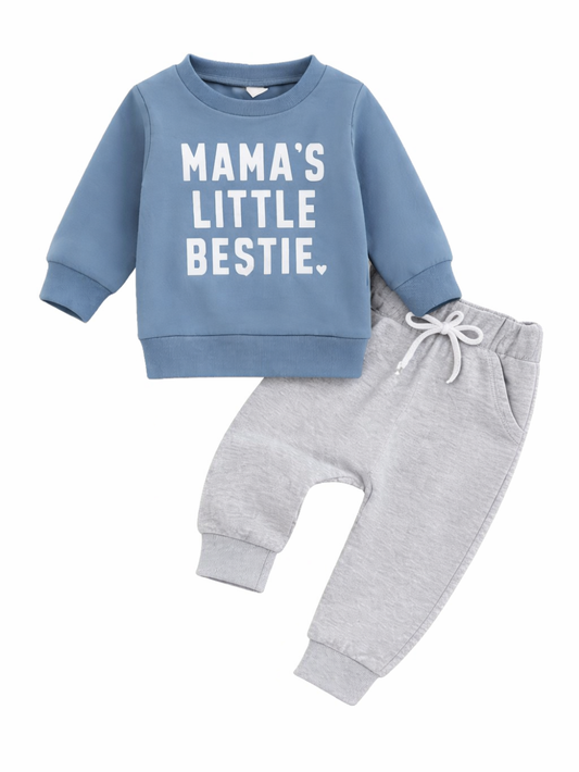 ママの小さな相棒と書かれたブルーのスウェットと、ライトグレーのスウェットパンツのベビー用2点セット（白背景）。
