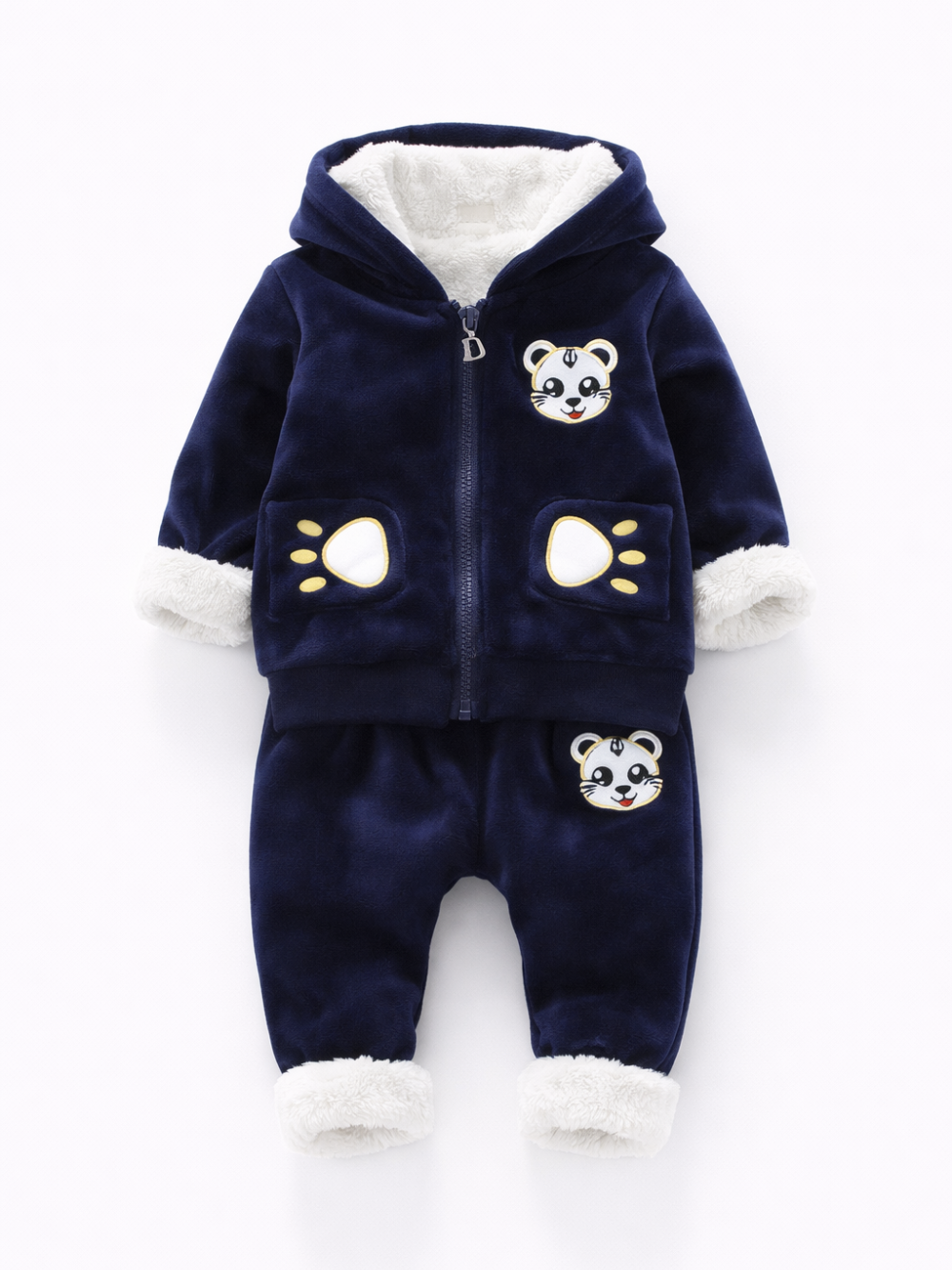 ネイビーのベロア調フード付きジップパーカーと、同素材のパンツのベビー用上下セット。フード内側と袖口・裾に白いボアが付き、胸とパンツに動物の顔ワッペン、ポケットに肉球モチーフの刺繍がある。白背景で正面から整えて撮影された商品画像。
