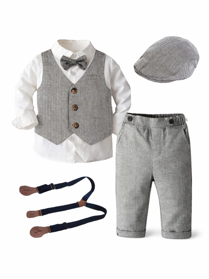 白背景に並べられた幼児用フォーマル4点セット（白シャツ＋グレーのベストと蝶ネクタイ、グレーパンツ、グレーのハンチング帽、ネイビーのサスペンダー）
