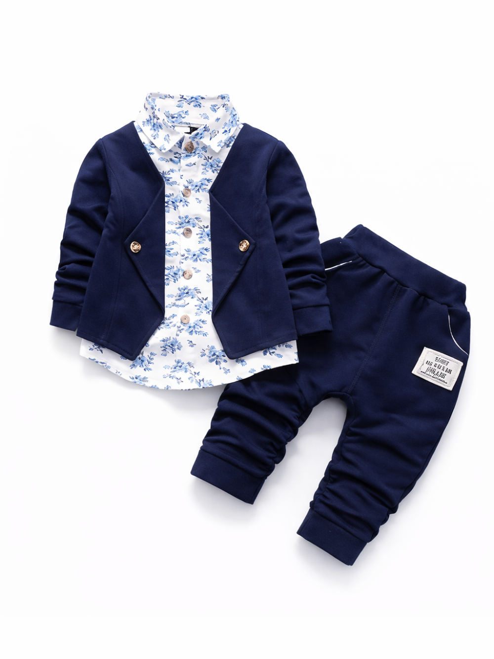 白背景に並べたキッズ用コーディネート。ネイビーのジャケットにブルーの花柄シャツを重ね、ネイビーのジョガーパンツをセットにした2点（トップス＋パンツ）スタイル。
