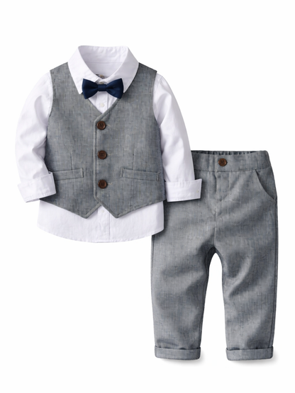 白い長袖シャツにグレーのベストと蝶ネクタイ、同色のパンツを組み合わせた男の子用フォーマル上下セット（白背景で平置き）。
