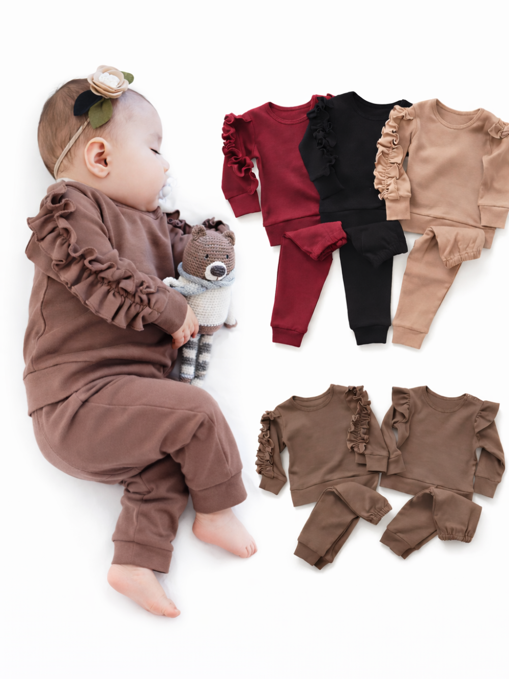 左側に茶色のフリル付き上下セットを着た赤ちゃんが横向きに寝そべり、編みぐるみのクマを抱えている。右側にはバーガンディ、ブラック、ベージュ、ブラウンのフリル袖トップスとパンツのセットが白背景に並んでいる。
