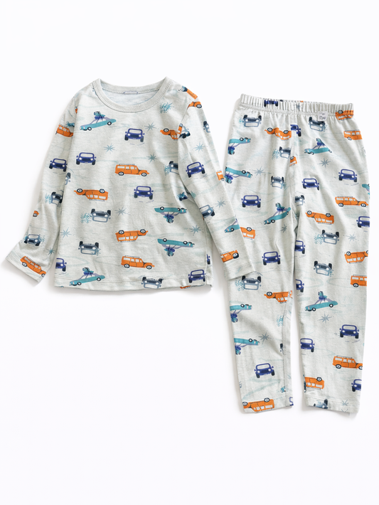 キッズ用長袖パジャマ上下セット（トップス＆ロングパンツ）。ライトグレー地に車と星柄のプリント、ゴムウエスト。白背景で平置き撮影。
