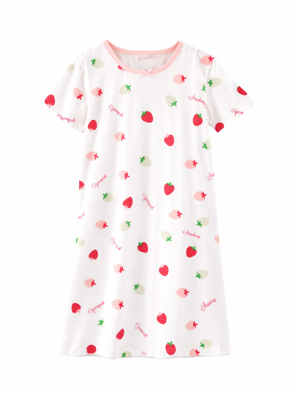 白い半袖のキッズ用ワンピース（ナイトドレス）が白背景で平置きされている。ピンクの襟ぐりと小さなリボンがあり、いちごやピーチの柄と「Strawberry」の文字が散りばめられている。
