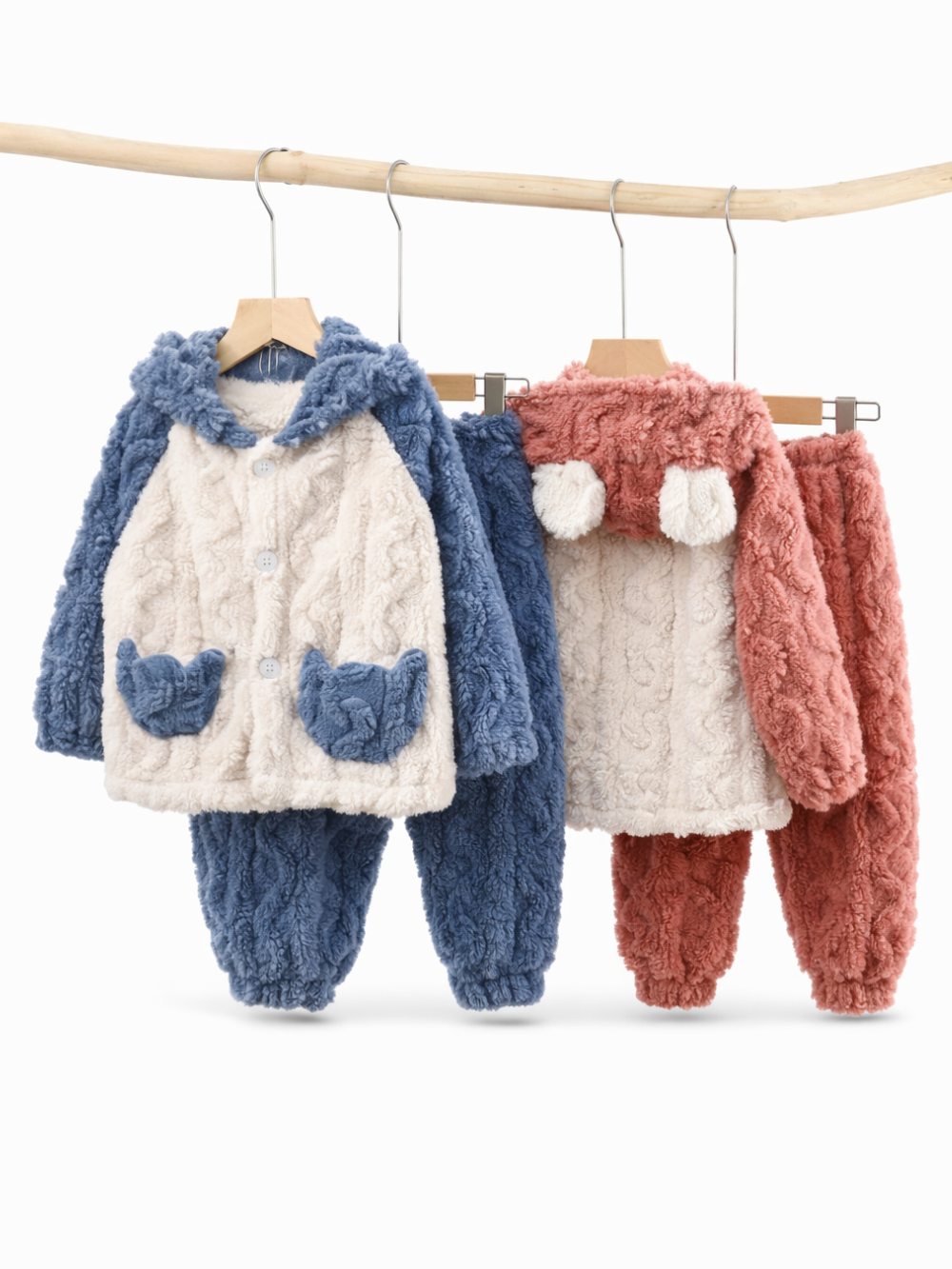 ふわふわ素材のキッズ用セットアップ2着（ブルー×アイボリーとピンク×アイボリー）が木製ハンガーに掛けられ、白背景で並んでいる商品写真。
