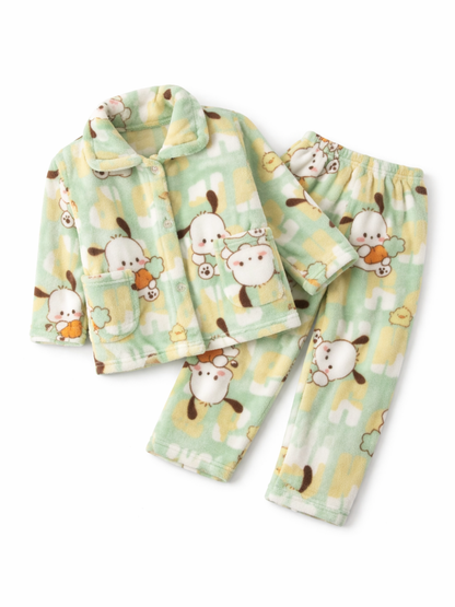 淡いミントグリーンの子ども用フリースパジャマ上下セット（前ボタンの長袖ジャケットとゴムウエストのロングパンツ）。白い背景に、うさぎ・ひよこなどのかわいい総柄プリントが見える。
