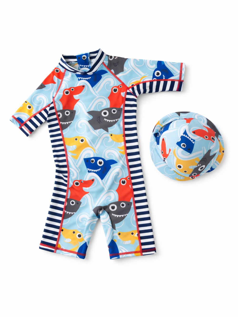 サメ柄のベビー用ラッシュガードオールインワン（半袖）と、おそろいのスイムキャップを白背景で並べた商品画像。
