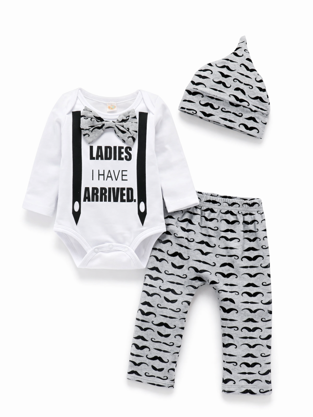 白いスタジオ背景に、ベビー用3点セット（白の長袖ロンパース／グレーのひげ柄パンツ／同柄の結び帽子）がフラットレイで並べられている商品画像。
