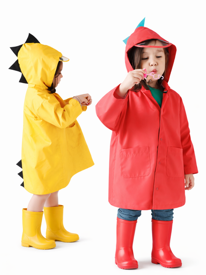 黄色と赤のレインコートを着た2人の子どもが白背景に立ち、黄色は恐竜フード付きで横向き、赤はフード付きでシャボン玉を吹いている。両方とも膝下丈の長靴を履いている。
