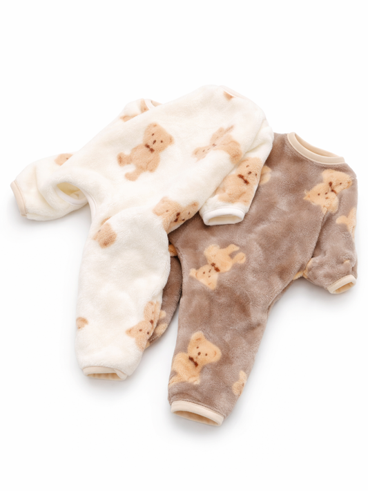 クマ柄の両面プラッシュ犬猫用四足つなぎペットウェアが床に並べられている様子
