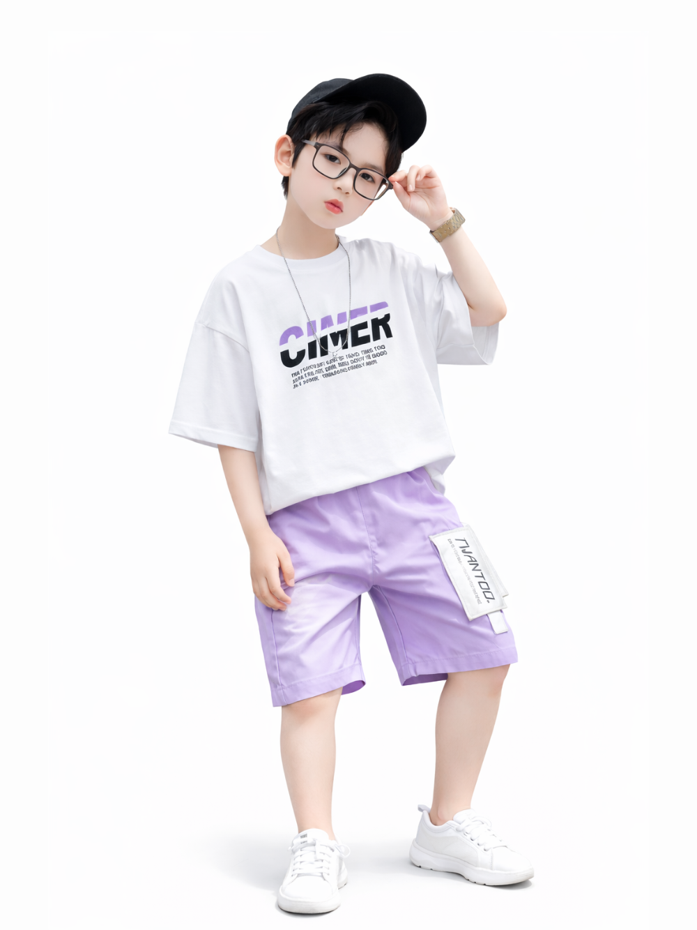 白背景のスタジオ撮影風。白い「CHIMER」ロゴ入りTシャツにラベンダーのショートパンツ、黒いキャップと黒縁メガネ、ネックレスと腕時計を着用した男の子が、メガネに手を添えて立っている。白いスニーカーと足元まで全身が写っている。
