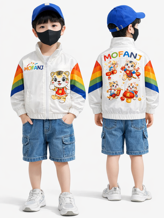 ホワイトのキッズ薄手ジャケット レインボー配色スリーブとトラプリント 前面と背面のデザイン
