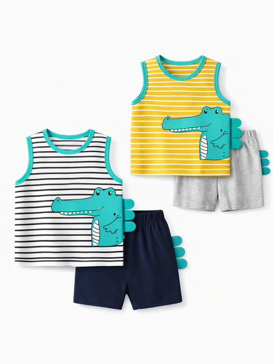 白背景のスタジオ撮影で、子ども用ノースリーブ上下セット2種（ボーダー柄タンクトップ＋ショートパンツ）を並べて配置した商品画像。タンクトップはワニの立体モチーフ付きで、上はイエロー×白、下は白×黒のボーダー。ショートパンツはグレーとネイビーで、サイドにワニの背びれ風パーツが付いている。
