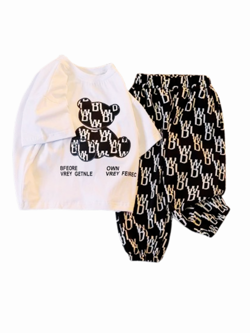 白背景に配置された子ども用上下セット。白い半袖Tシャツ（クマ柄プリントと英字ロゴ）と、黒地に白の総柄ロゴが入ったジョガーパンツの2点。
