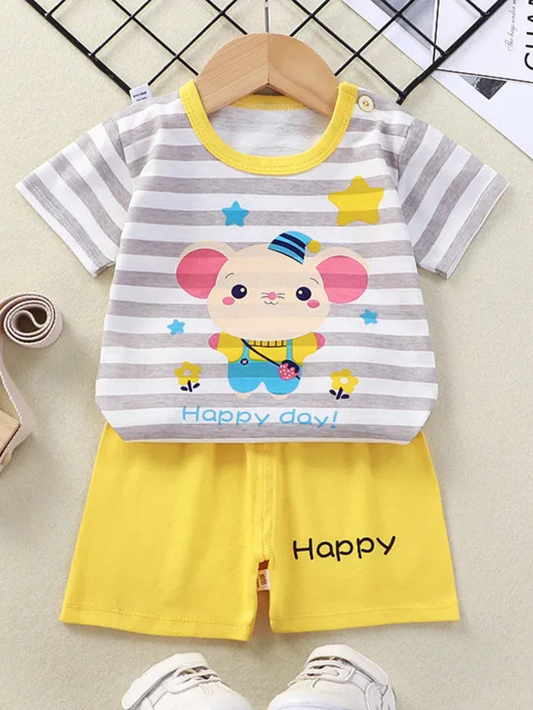 白背景に、子ども用の半袖2点セット（トップス＋ショーツ）が平置きで配置されている。グレー×白のボーダーTシャツには黄色の襟ぐりと肩ボタンがあり、中央にネズミのキャラクタープリントと「Happy day!」の文字が入っている。下は鮮やかなイエローのショーツで、右側に「Happy」の文字がプリントされている。

