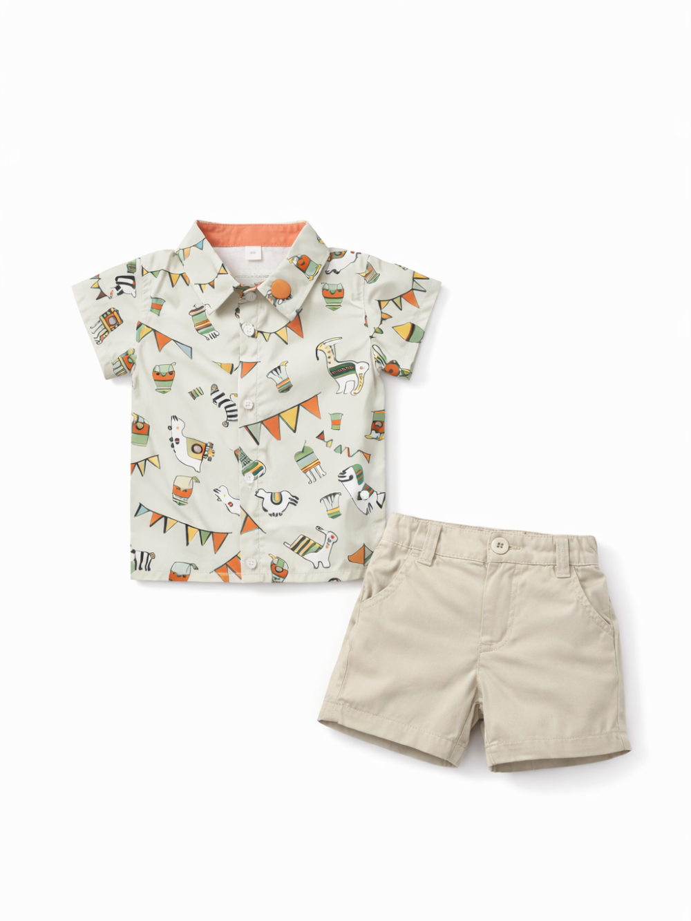 白背景に並べた男の子用2点セット。動物とテント柄の半袖ボタンシャツ（クリーム系）と、ベージュのショートパンツをフラットレイで撮影。
