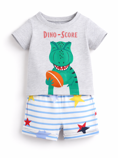 白背景のスタジオ撮影で、子ども用上下セットを正面から配置。杢グレーの半袖Tシャツに赤文字「DINO-SCORE」と恐竜プリント、ブルーのボーダーにカラフルな星柄のショートパンツを組み合わせたデザイン。
