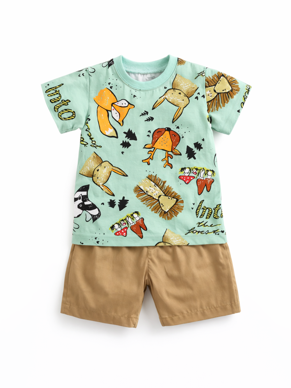 白背景のスタジオ風商品写真。子ども用の上下セットが正面向きに配置されている。ミントグリーンの半袖Tシャツには、キツネ・ウサギ・ハリネズミなど森の動物モチーフと葉・キノコなどのイラスト、手書き風の文字が散りばめられた総柄プリント。下はライトブラウンのショートパンツで、シンプルな無地デザイン。
