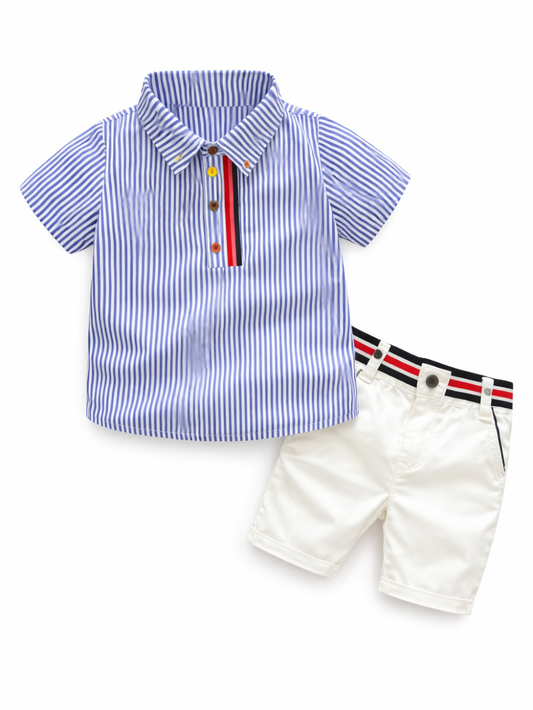白背景のスタジオ風商品写真。子ども用の上下セットが斜めに配置されている。青×白の細いストライプ柄の半袖シャツは襟付きで、前立てに赤・白・黒のラインが入り、ボタンがカラフル。右下に白いショートパンツが重なって置かれ、ウエストには赤・白・黒のストライプ入りゴムベルト風デザインが見える。
