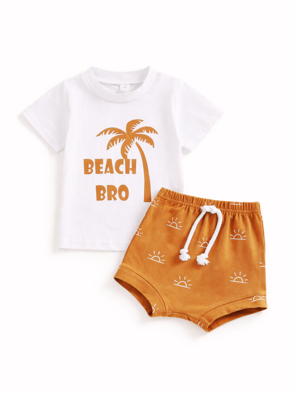 白背景に、子ども用の夏向け上下セット（白い半袖Tシャツ「BEACH BRO」とヤシの木プリント、茶色のサン柄ショートパンツ）が並べて撮影された商品写真。