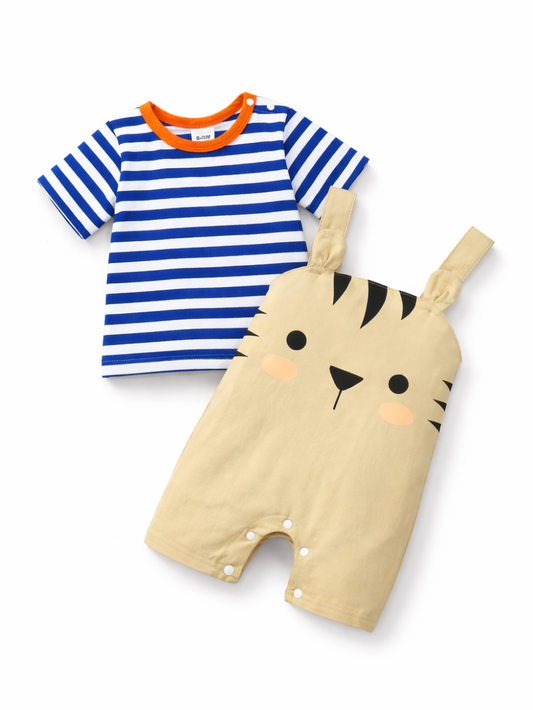 白背景にフラットレイで配置されたベビー用2点セット。青×白のボーダーTシャツ（オレンジの襟）と、ベージュのタイガー顔プリント付きサロペットが写っている。
