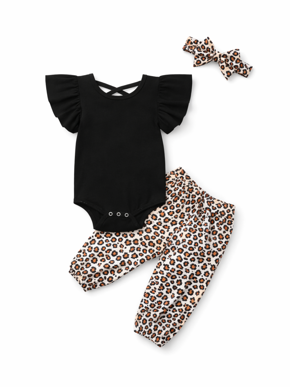 白背景にフラットレイされたベビー服3点セット。フリル袖の黒いロンパース、レオパード柄のロングパンツ、同柄のリボンヘアバンド。
