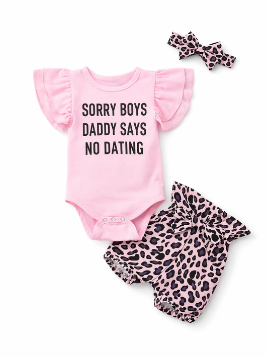 白い背景に、ベビー用3点セット（ピンクのフリル袖ボディスーツ〈英字プリント入り〉、ピンク×ブラックのレオパード柄ブルマ、同柄のリボンヘアバンド）を並べたフラットレイ。

