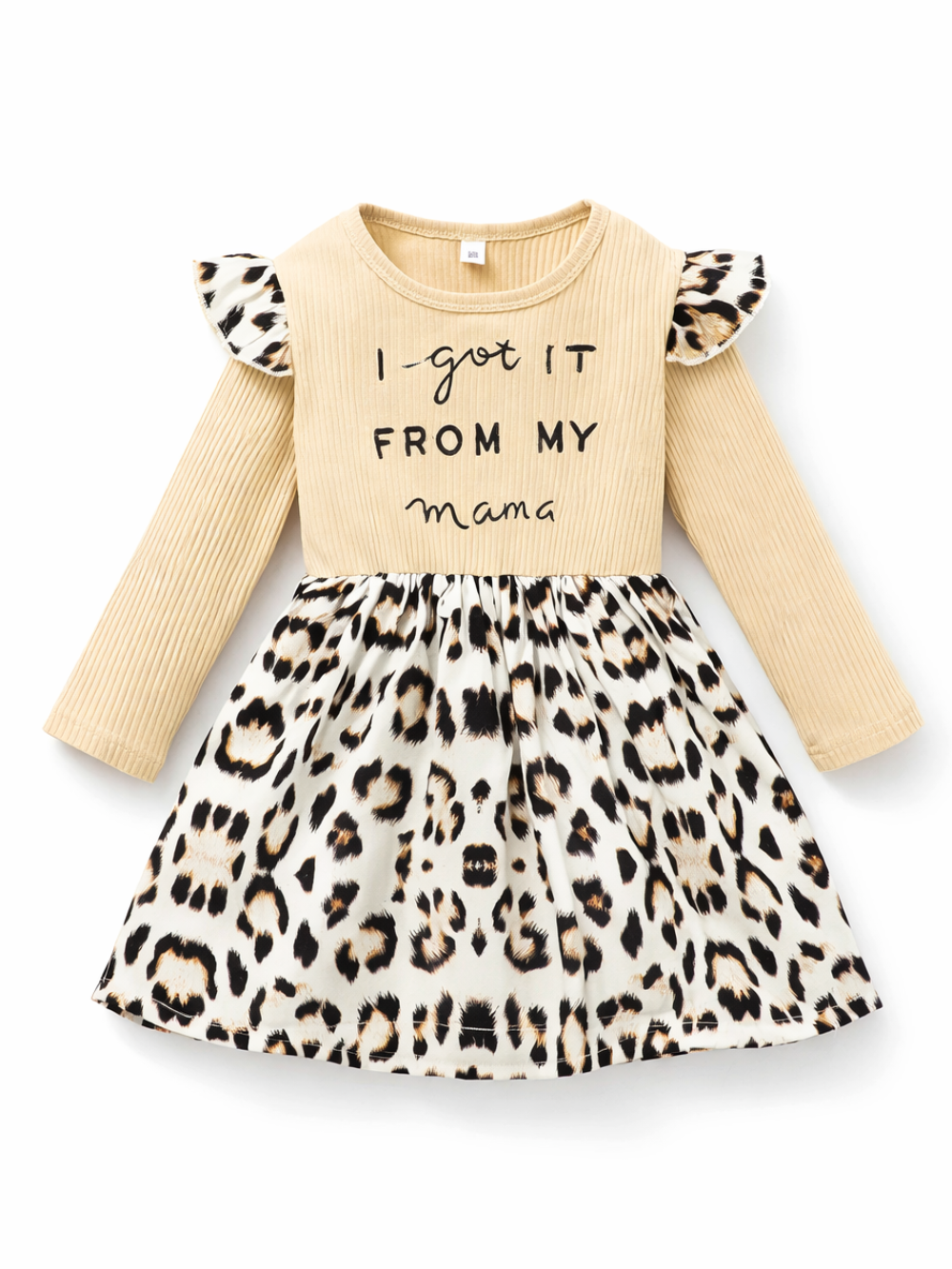 白背景に平置きされた女の子用長袖ワンピース。ベージュのリブトップにレオパード柄のフリル袖、白地レオパード柄のギャザースカート、胸元に英字プリント入り。
