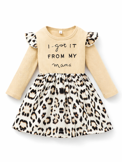 白背景に平置きされた女の子用長袖ワンピース。ベージュのリブトップにレオパード柄のフリル袖、白地レオパード柄のギャザースカート、胸元に英字プリント入り。
