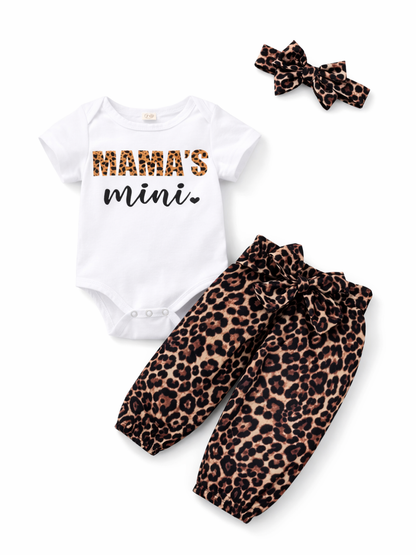 白い「MAMA’S mini」プリントの半袖ロンパース、レオパード柄のパンツ、同柄のリボンヘアバンドの3点セットを、白背景に並べた商品画像。
