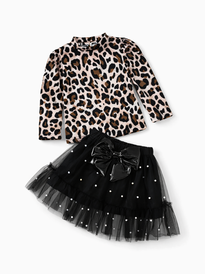 レオパード柄の長袖トップスとチュールスカートの女の子2点セット全体

