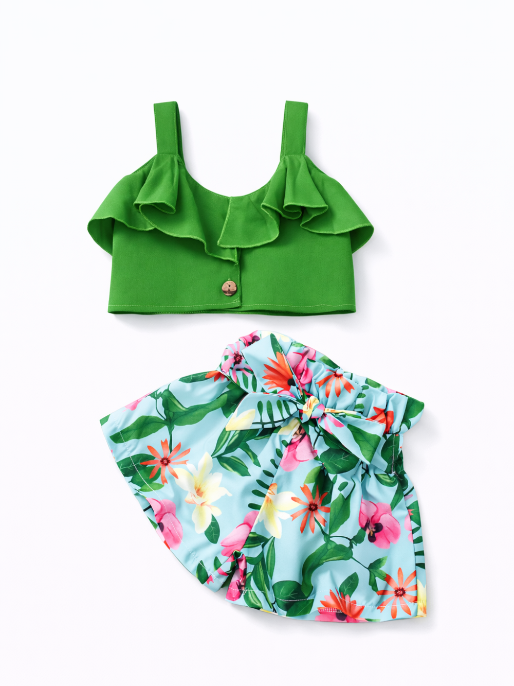 白背景に並べた女の子用2点セット。グリーンのフリル付きキャミソールトップスと、花柄のライトブルーのボトムス（ウエストリボン付き）が写っている。
