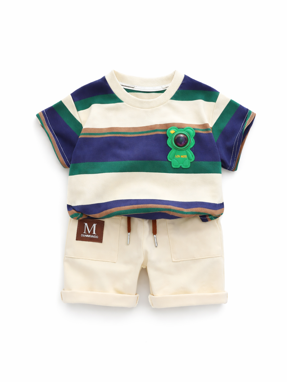 白背景に、ネイビー・グリーン・クリームのボーダー柄Tシャツとクリーム色のショートパンツのキッズ上下セットが平置きで写っている。胸元にはグリーンのクマ型ワッペン、パンツにはロゴタグとロールアップ裾が見える。
