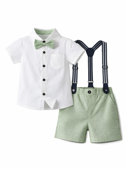 白背景に、キッズのフォーマル風2点セットが写っている。白の半袖ボタンシャツ（ミント色の蝶ネクタイ付き）と、ミントグリーンのショートパンツにネイビー×白ストライプのサスペンダーが組み合わされている。
