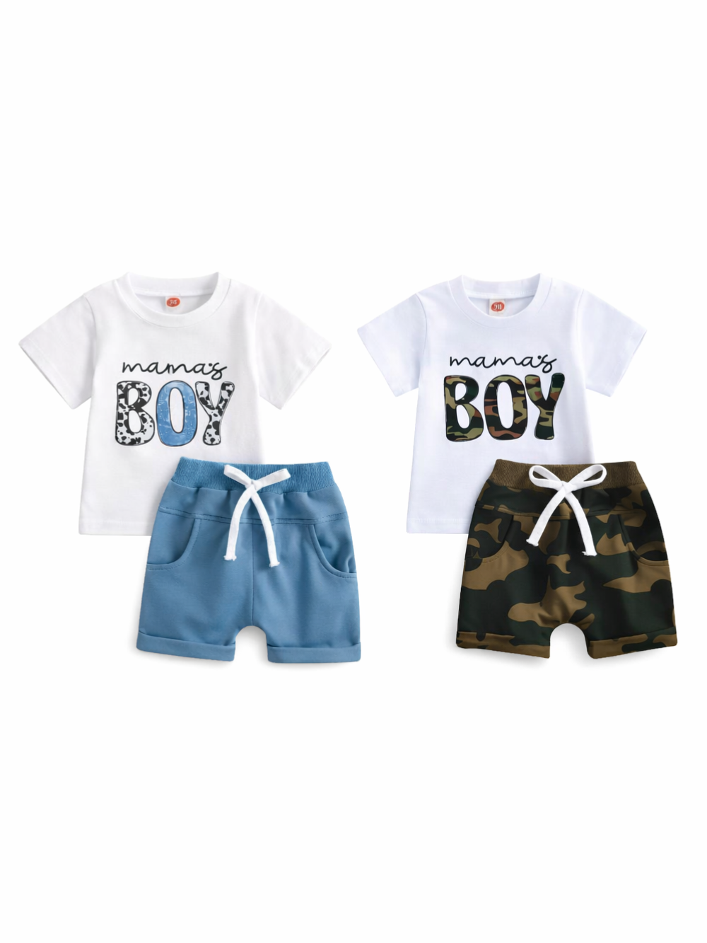 白い背景に並べた男の子ベビー用上下2点セット2種類。白Tシャツの「mama’s BOY」プリント（左はブルー×レオパード、右はカモフラ）と、左はブルーのショートパンツ、右はカモフラ柄のショートパンツの組み合わせ。
