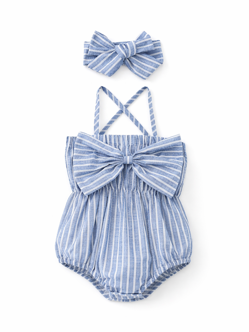 白背景に並べたベビー用ストライプ柄ロンパースとリボンヘアバンドのセット。ブルー×白の縦ストライプ、背中はクロスストラップ、胸元に大きなリボン付きで、上にヘアバンドを配置している。
