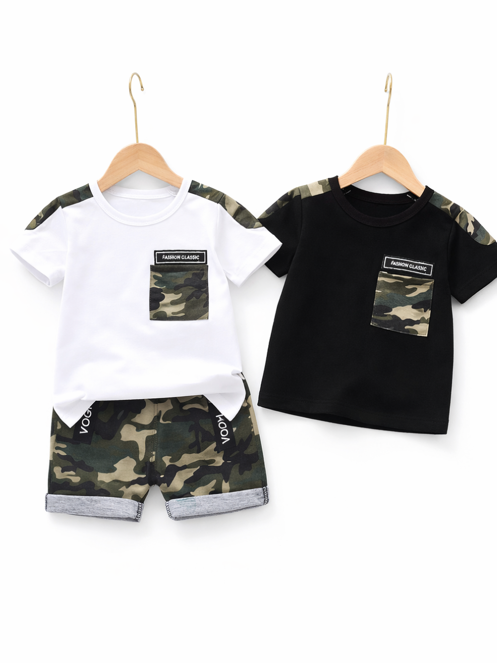 白背景に並べたキッズTシャツ2点。左は白Tシャツ（迷彩の肩切替と胸ポケット付き）＋迷彩ショートパンツ、右は黒Tシャツ（迷彩の肩切替と胸ポケット付き）をハンガーに掛けてカタログ風に撮影している。
