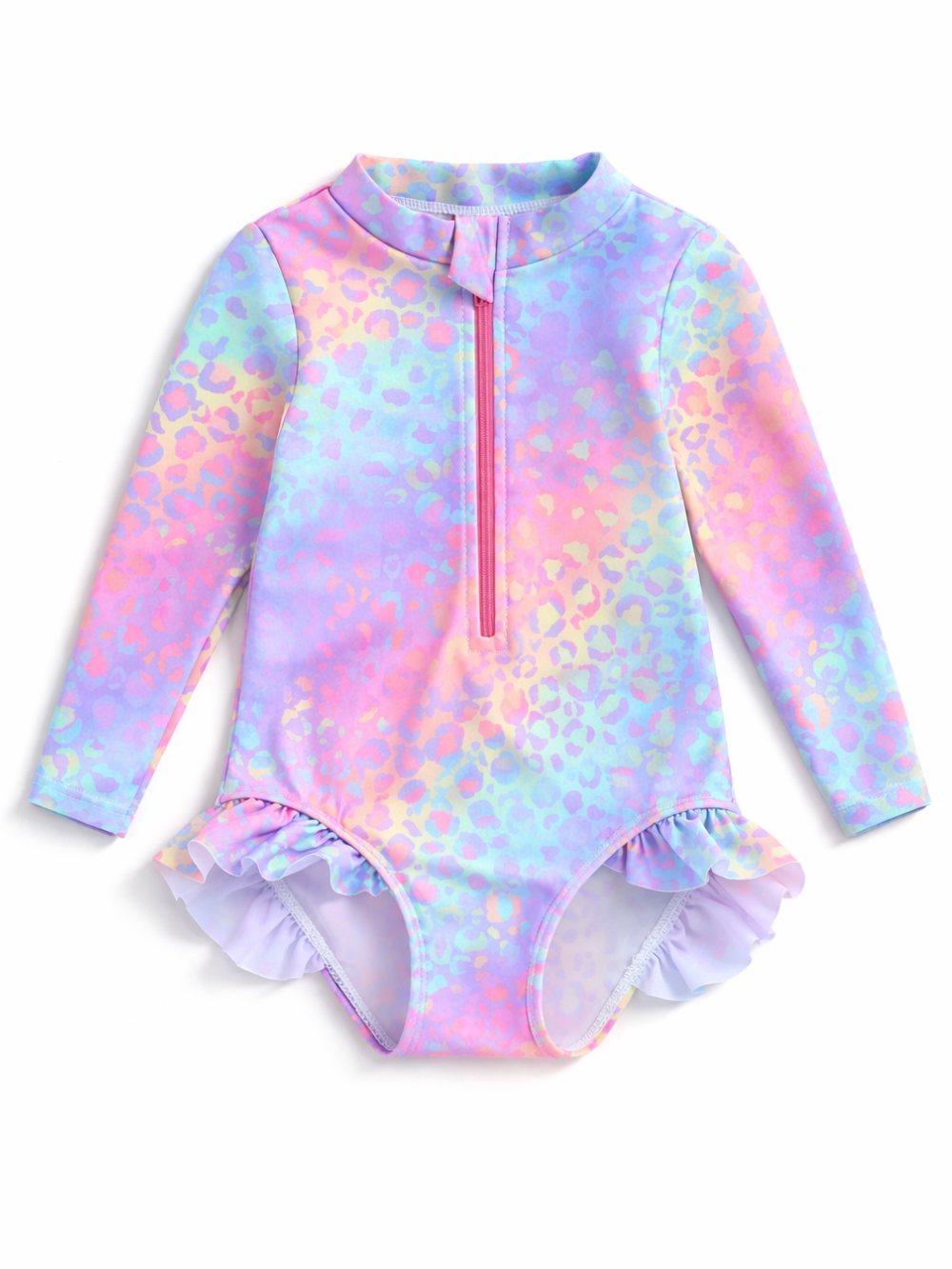 白背景に並べたキッズ用長袖ワンピース水着。パステルのレインボー調レオパード柄で、前面にピンクのハーフジップ付き。脚まわりにフリルがあり、長袖・ハイネック風のデザイン。
