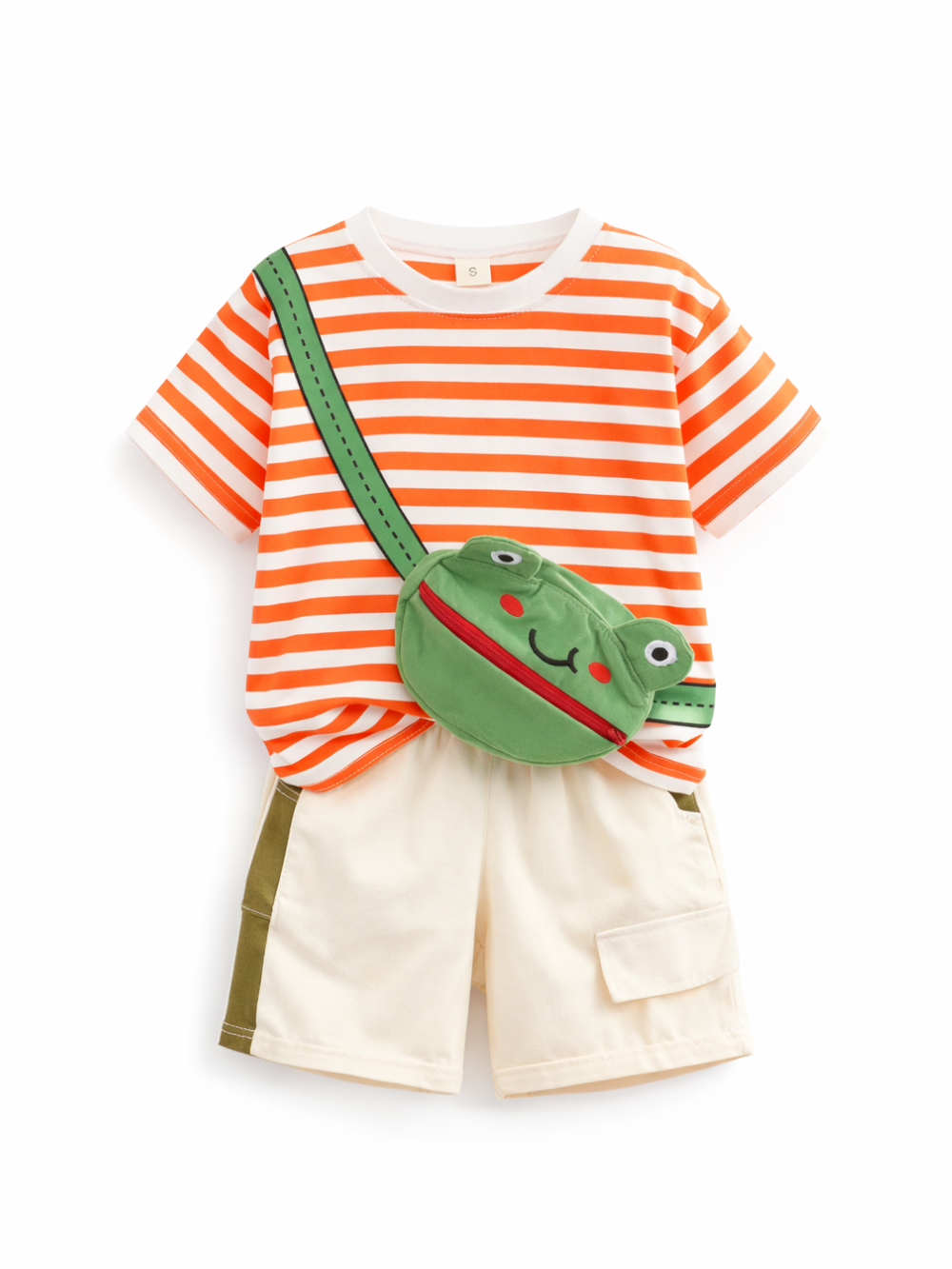 白背景に並べたキッズ用上下2点セット。オレンジ×白のボーダー半袖Tシャツとクリーム色のショートパンツに、グリーンのカエル顔ミニショルダーバッグを斜め掛け風に配置している。
