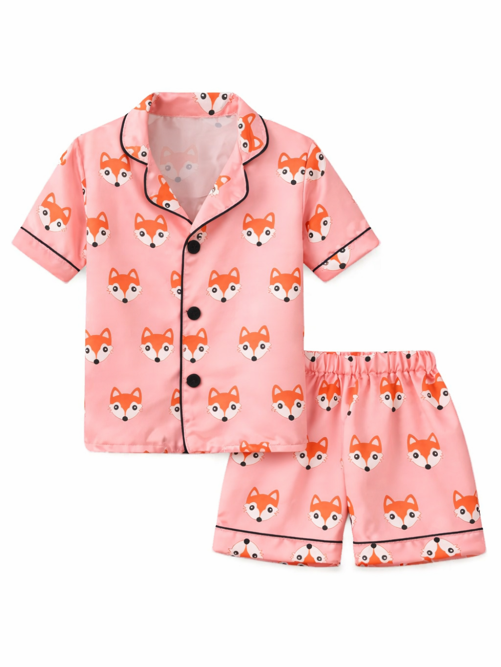 白背景に配置したキッズ用2点パジャマセット。キツネ柄のピンク半袖シャツ（黒パイピング・ボタン付き）と、同柄のショートパンツ。
