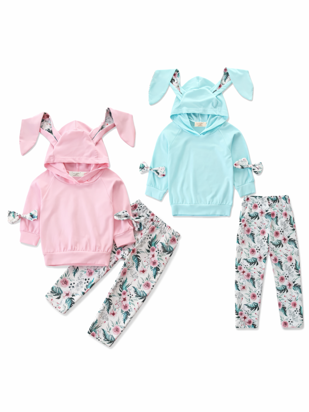 白背景に並んだ子ども服の2点セット2種。ピンクとライトブルーのうさ耳フード付きトップスと、花柄ロングパンツ、同柄リボン小物がセットになっている。
