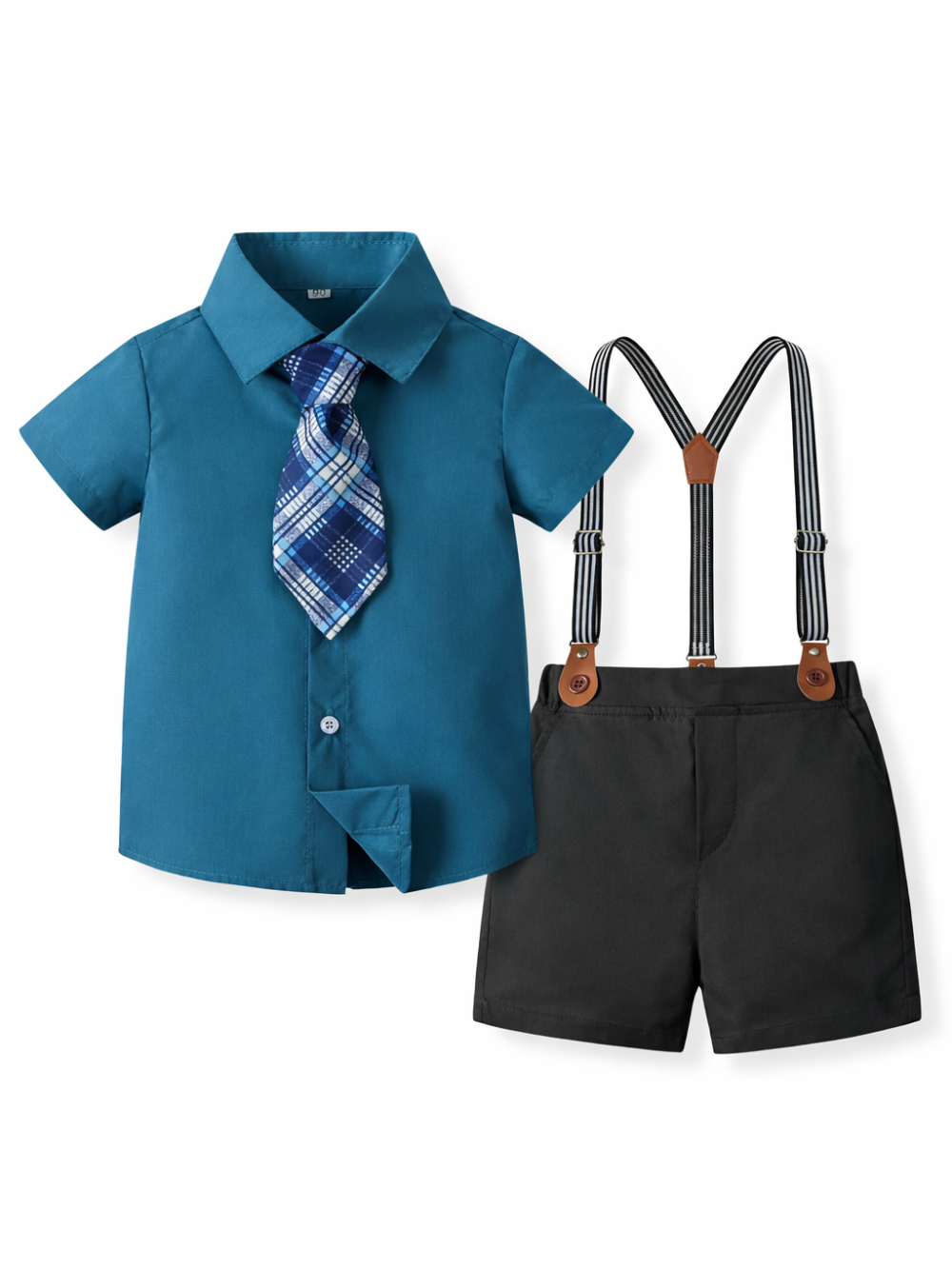 白背景に平置きされた男の子用フォーマル風セット。ティール色の半袖シャツに青系チェックのネクタイ、黒のショートパンツにストライプ柄サスペンダーが付いている。上部に同柄の蝶ネクタイも並んでいる。
