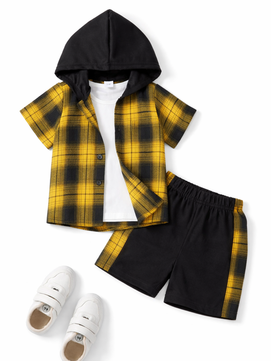 白背景に平置きされた男の子用3点セット。黒いフード付きの黄×黒チェック半袖シャツの下に白Tシャツが重ねられ、右下に黒のショートパンツ（サイドにチェック切替）が配置されている。左下に白い面ファスナーのスニーカーが置かれている。
