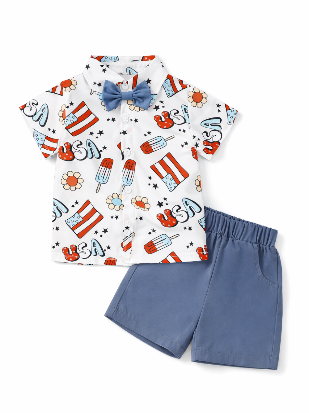 白背景に平置きされたキッズ用2点セット。赤・青の「USA」や星、花、アイス、旗柄が入った白い半袖シャツ（青い蝶ネクタイ付き）と、くすみブルーのウエストゴムショートパンツが同じ配置で並べられている。やわらかな影で立体感がある。
