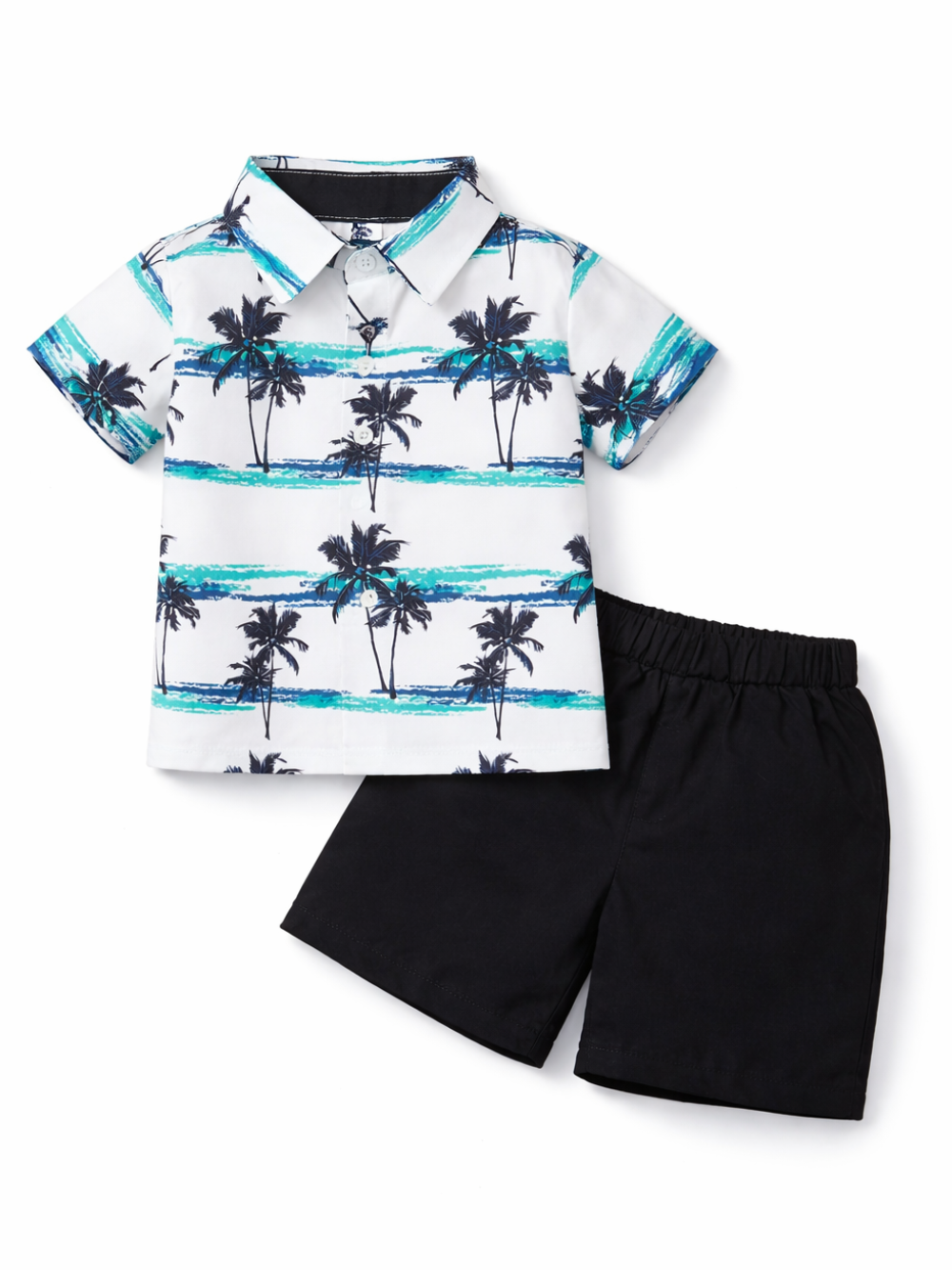 白背景に平置きされたキッズ用上下セット。白地に黒のヤシの木とターコイズの横ライン柄の半袖シャツ（襟付き、前ボタン）と、黒のショートパンツが同じ配置で並べられている。やわらかな影で立体感がある。
