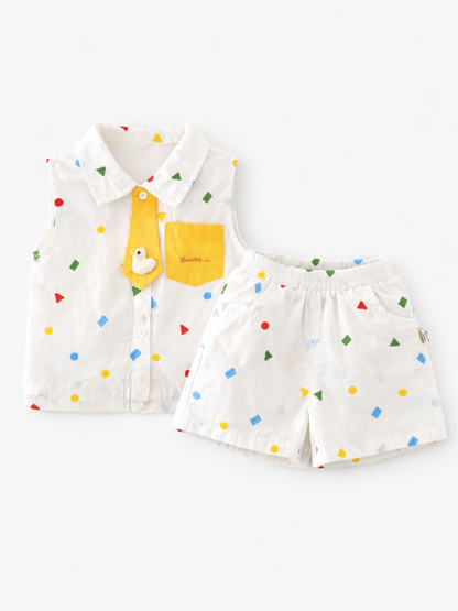 白背景に、赤・青・緑・黄色の幾何学柄が散りばめられたノースリーブシャツとショートパンツの子ども用上下セット。黄色い胸ポケットとネクタイ風の飾りが付いている。
