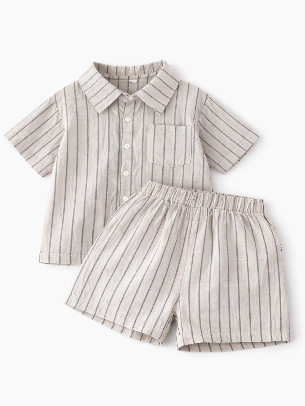 白背景に平置きされた、ベージュ地にネイビーストライプのキッズ半袖シャツとショートパンツの上下セット。
