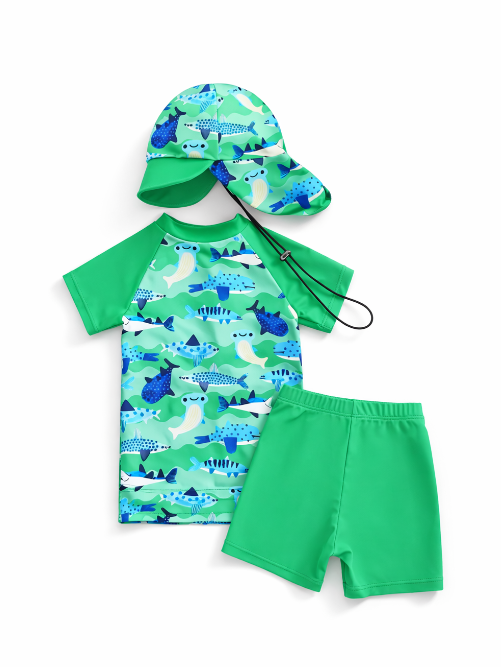 白背景に平置きされた、キッズ用ラッシュガード上下とネックガード付きキャップの3点セット。魚柄プリントの半袖トップスと、無地グリーンのスイムショーツ、同柄のキャップがセットになっている。
